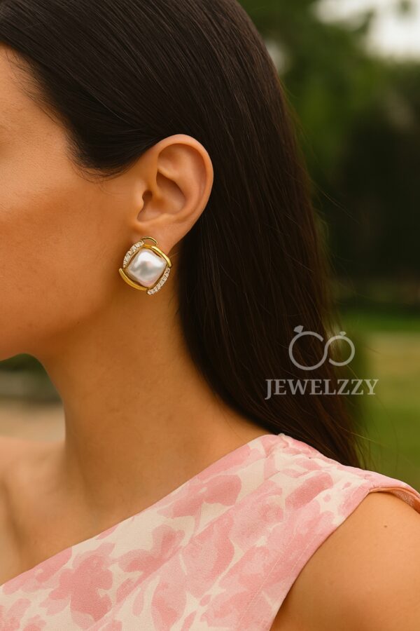 Ocean Pearl Glow Earstuds