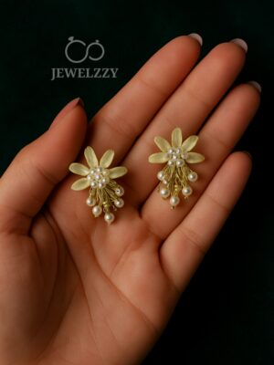 Daisy Dew Pearl Earstuds