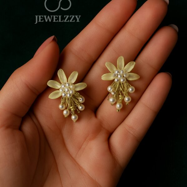 Daisy Dew Pearl Earstuds