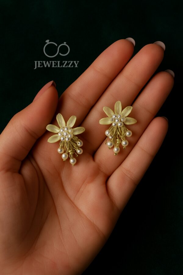 Daisy Dew Pearl Earstuds