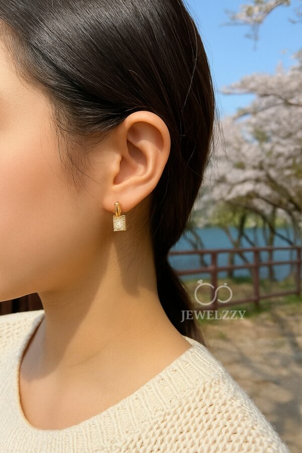 Frosty Gleam Earstuds